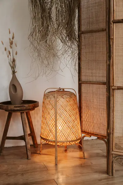 Desain Interior Wabi Sabi Bergaya Dengan Lampu Rotan Lantai Ringan — Stok Foto