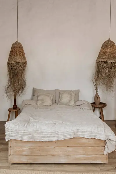 Белый Простой Дизайн Спальни Wabi Sabi Шерстяными Лентами Удобной Кроватью Стоковая Картинка