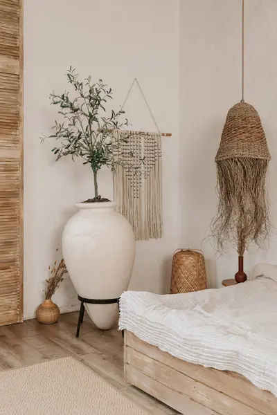 編まれたランプが付いている白い単純なワビのベッドルームの設計およびホワイト シート 実写真が付いている快適なベッド ストック写真