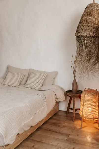 Білий Простий Дизайн Спальні Тканими Лампами Зручним Ліжком Білими Простими Стокове Зображення