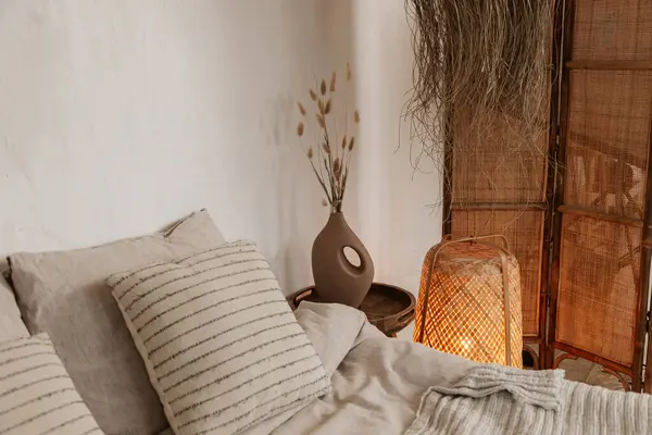 編まれたランプが付いている白い単純なワビのベッドルームの設計およびホワイト シート 実写真が付いている快適なベッド ストックフォト