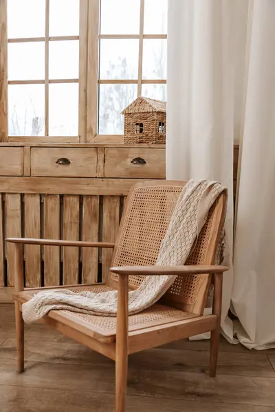 그것에 베이지 담요와 등나무 의자와 객실의 인테리어 디자인 스톡 이미지