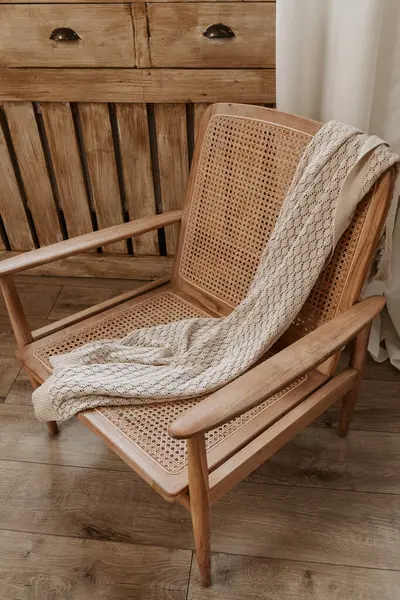 그것에 베이지 담요와 등나무 의자와 객실의 인테리어 디자인 로열티 프리 스톡 이미지