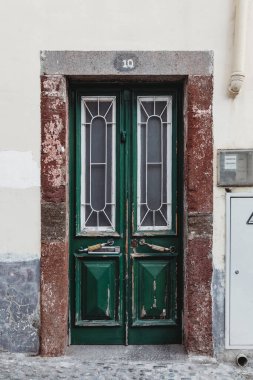 Funchal, Madeira, Portekiz - 21.09.2021: Funchal, Madeira, Portekiz 'de eski yeşil ahşap ön kapı