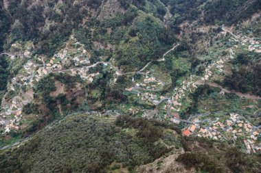 Portekiz 'in Madeira adasındaki Camara de Lobos belediyesinin Nuns Vadisi' ndeki Curral das Freiras köyünün manzarası.