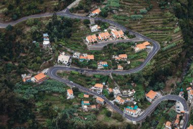 Portekiz 'in Madeira adasındaki Camara de Lobos belediyesinin Nuns Vadisi' ndeki Curral das Freiras köyünün manzarası.