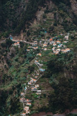 Portekiz 'in Madeira adasındaki Camara de Lobos belediyesinin Nuns Vadisi' ndeki Curral das Freiras köyünün manzarası.