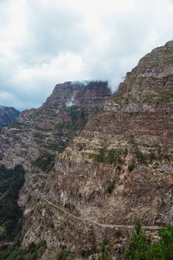 Portekiz 'in Madeira adasındaki Camara de Lobos belediyesinin Nuns Vadisi' ndeki Curral das Freiras köyünün manzarası.