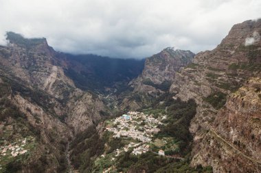Portekiz 'in Madeira adasındaki Camara de Lobos belediyesinin Nuns Vadisi' ndeki Curral das Freiras köyünün manzarası.