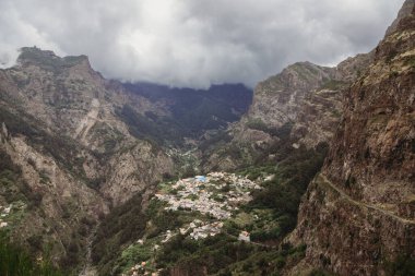 Portekiz 'in Madeira adasındaki Camara de Lobos belediyesinin Nuns Vadisi' ndeki Curral das Freiras köyünün manzarası.