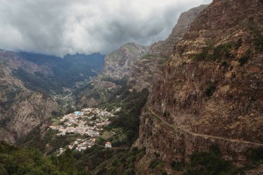 Portekiz 'in Madeira adasındaki Camara de Lobos belediyesinin Nuns Vadisi' ndeki Curral das Freiras köyünün manzarası.