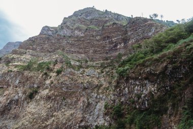 Portekiz 'in Madeira adasındaki Camara de Lobos belediyesinin Nuns Vadisi' ndeki Curral das Freiras köyünün manzarası.