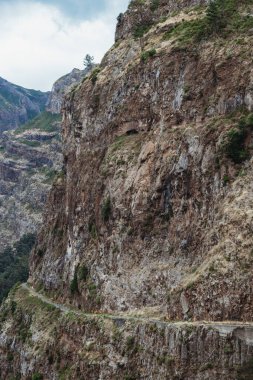 Portekiz 'in Madeira adasındaki Camara de Lobos belediyesinin Nuns Vadisi' ndeki Curral das Freiras köyünün manzarası.