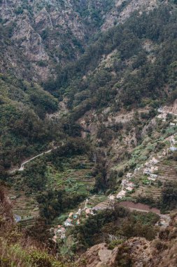 Portekiz 'in Madeira adasındaki Camara de Lobos belediyesinin Nuns Vadisi' ndeki Curral das Freiras köyünün manzarası.