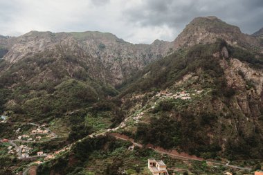 Portekiz 'in Madeira adasındaki Camara de Lobos belediyesinin Nuns Vadisi' ndeki Curral das Freiras köyünün manzarası.