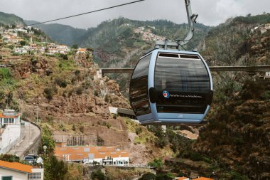 Funchal, Madeira, Portekiz - 22.09.2021: Funchal şehrinin üzerindeki kablo araba kabini
