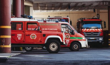 Funchal, Madeira, Portekiz - 25.09.2021: Funchal istasyonundaki itfaiye aracı