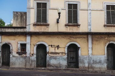 Funchal şehrinde, Madeira adasında yıpranmış eski püskü bir ev