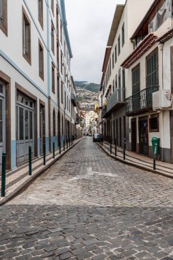 Portekiz 'in Madeira Adası' ndaki Funchal şehrinde binaları olan dar bir sokak.