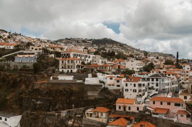 Funchal şehrindeki evlerin hava manzarası