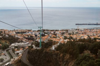 Atlantik Okyanusu ve şehir Funchal, Madeira Adası, Portekiz üzerinde kulübeleri olan kablo araba.