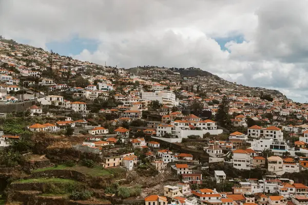 Funchal şehrindeki evlerin hava manzarası