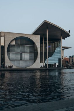 Berlin, Almanya - 17 Eylül 2024: Marie-Elisabeth-Luders-Haus 'un Spree Nehri üzerindeki manzarası