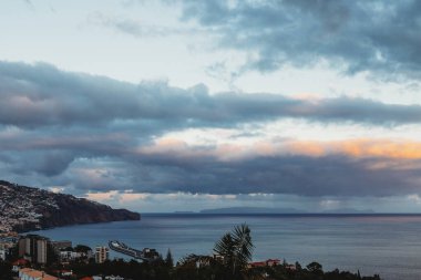 Funchal şehri ve Atlantik Okyanusu, Madeira, Portekiz