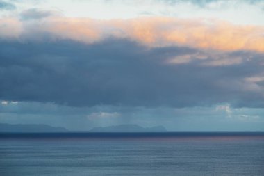 Portekiz 'in Madeira adasındaki Funchal' da Atlantik Okyanusu 'nda gün doğumu