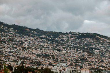 Funchal şehrindeki evlerin hava manzarası