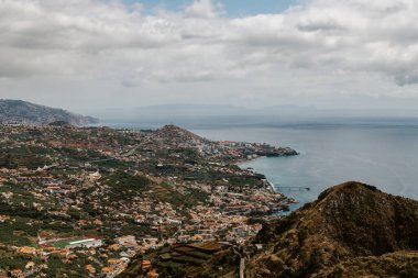 Portekiz 'in Madeira Adası' ndaki Atlantik Okyanusu ve Lobos Köyü 'nün hava manzarası.