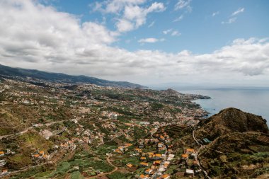 Portekiz 'in Madeira Adası' ndaki Atlantik Okyanusu ve Lobos Köyü 'nün hava manzarası.