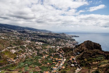 Portekiz 'in Madeira adasındaki Camara de Lobos köyünün hava manzarası.
