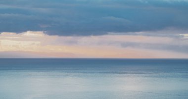 Portekiz 'in Madeira adasındaki Funchal' da Atlantik Okyanusu 'nda gün doğumu