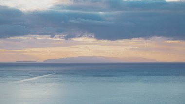 Portekiz 'in Madeira adasındaki Funchal' da Atlantik Okyanusu 'nda gün doğumu