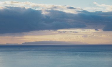 Portekiz 'in Madeira adasındaki Funchal' da Atlantik Okyanusu 'nda gün doğumu