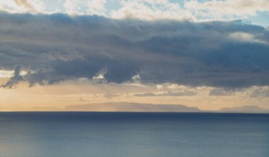 Portekiz 'in Madeira adasındaki Funchal' da Atlantik Okyanusu 'nda gün doğumu