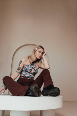 60 'lı yaşlarda, 70' li yaşlarda, hippi tarzı retro kıyafetli beyaz bir kadının yüksek moda portresi.