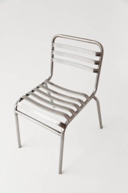 Fotokopi alanı beyaz arka planda modern metal sandalye