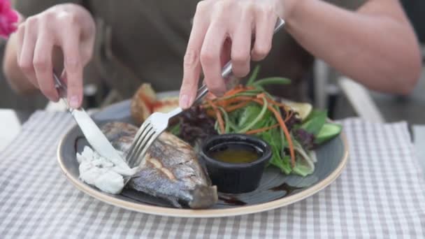 Cerca Una Mujer Come Pescado Dorado Con Verduras Restaurante — Vídeo de stock