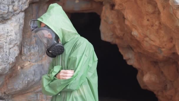 一个戴着防毒面具的女人抬头看着洞穴旁边的天空 那女人摘下防毒面具 吸了口气 启示录 — 图库视频影像