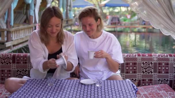 Dvě Mladé Turistky Pijí Kávu Kavárně Turecku Cestování Ženy Věštění — Stock video