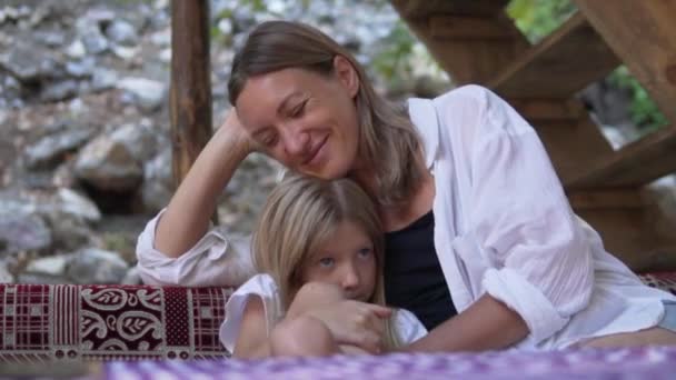 Happy Cute Liebevoll Umarmt Eine Mutter Eine Etwas Aufgebrachte Tochter — Stockvideo