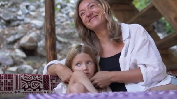 愛するロシアの母親の快適さとキス彼女の小さな動揺した娘 母親の本能だ 高品質のフルHd映像 — ストック動画