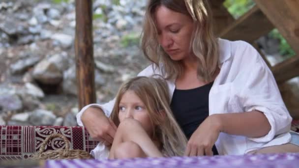 Mamãe Acaricia Cabelo Suas Filhas Pequenas Olha Sonhadoramente Distância Maternidade — Vídeo de Stock