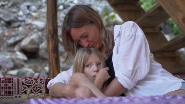 Mutlu Bir Anne Sevgili Üzgün Kızına Sarılır Annelik Kavramı Anne — Stok video