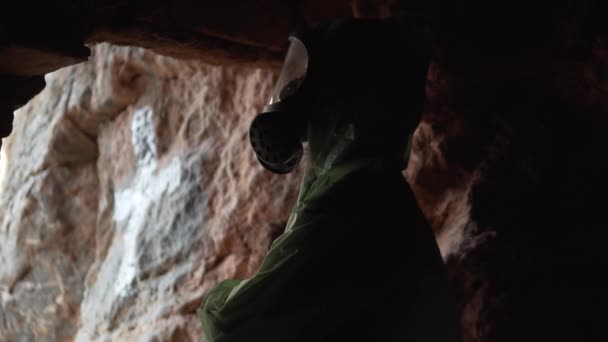 Východu Temné Jeskyně Stojí Muž Ochranném Obleku Dýchací Plynovou Maskou — Stock video
