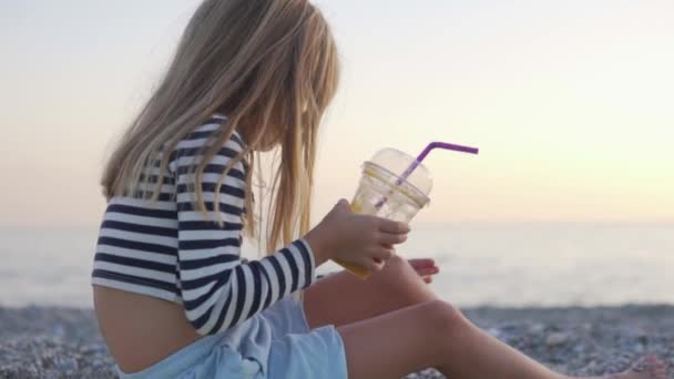 Küçük Kız Sahilde Meyve Suyu Içiyor Yüksek Kaliteli Fullhd Görüntüler — Stok video