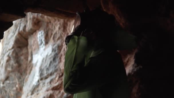 Uomo Maschera Antigas Tuta Protettiva Guarda Luce Una Caverna Buia — Video Stock