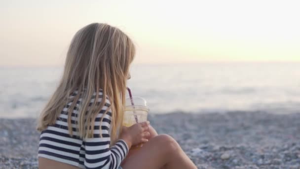 Una Bella Bambina Beve Succo Frutta Tramonto Sulla Spiaggia Turkey — Video Stock